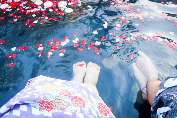 足湯に浮かぶ花びら